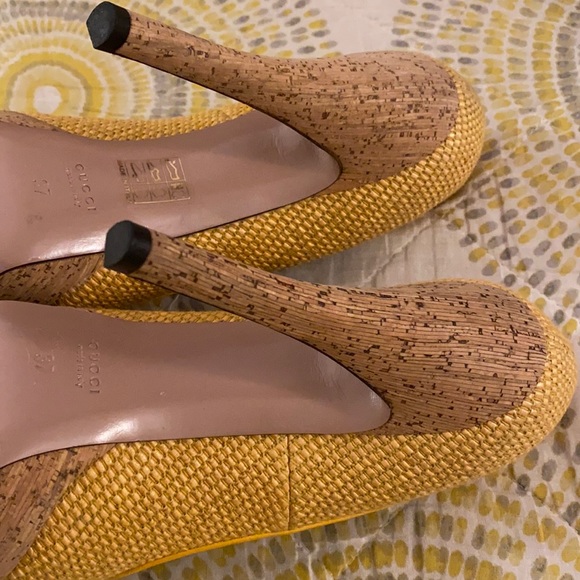 GUCCI 💛 Yellow Bumblebee Heels Vintage Pinup Woven Cork Pumps Summer Stilettos - Picture 12 of 15